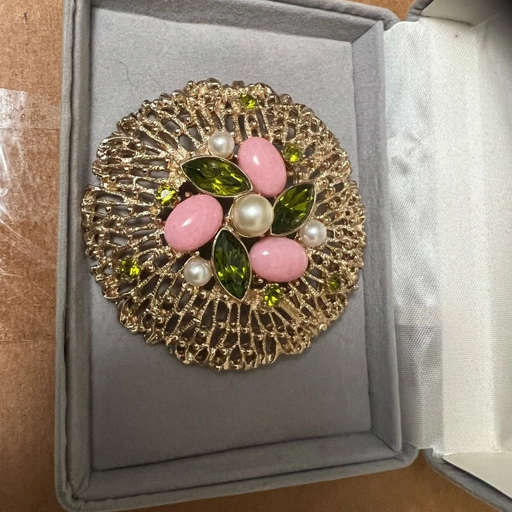 Elegant Gold and Pink Brooch with Green Accents by Sarah Coventry - Picture 2 of 12